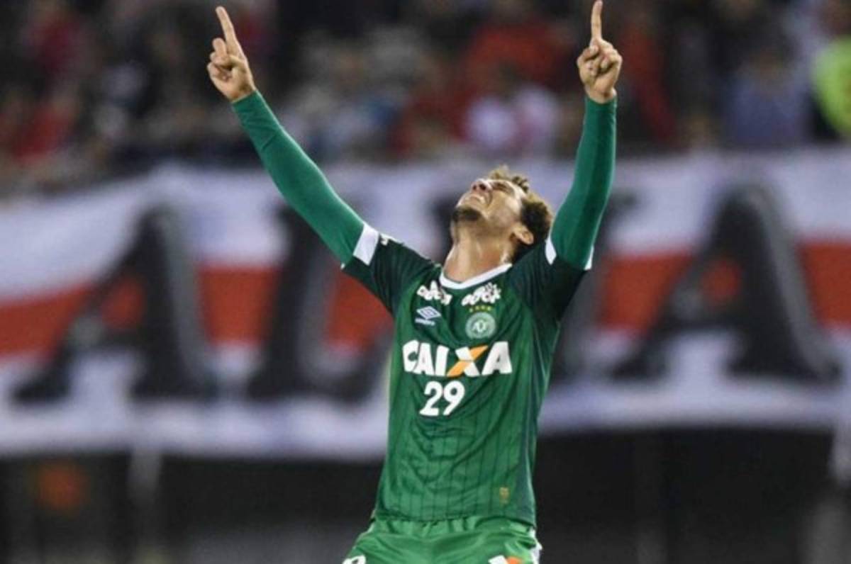 Helio Neto, sobreviviente del accidente de Chapecoense vuelve a caminar sin muletas