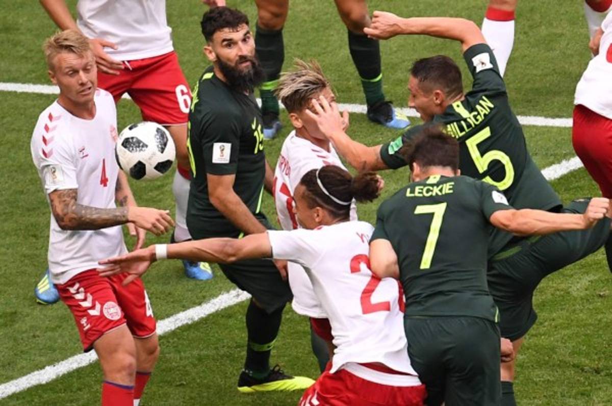 VAR ayuda a Australia ante Dinamarca en Mundial de Rusia 2018