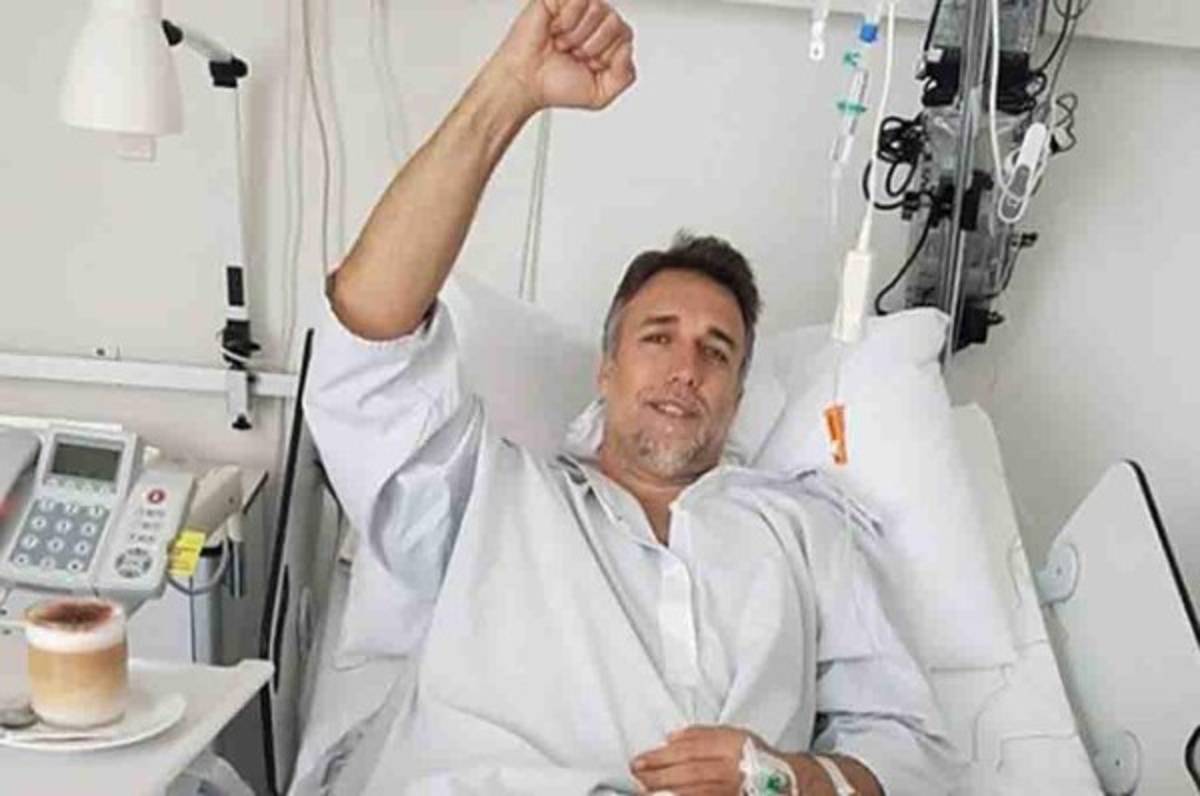 Batistuta fue operado y muestra la prótesis que le colocaron en su tobillo