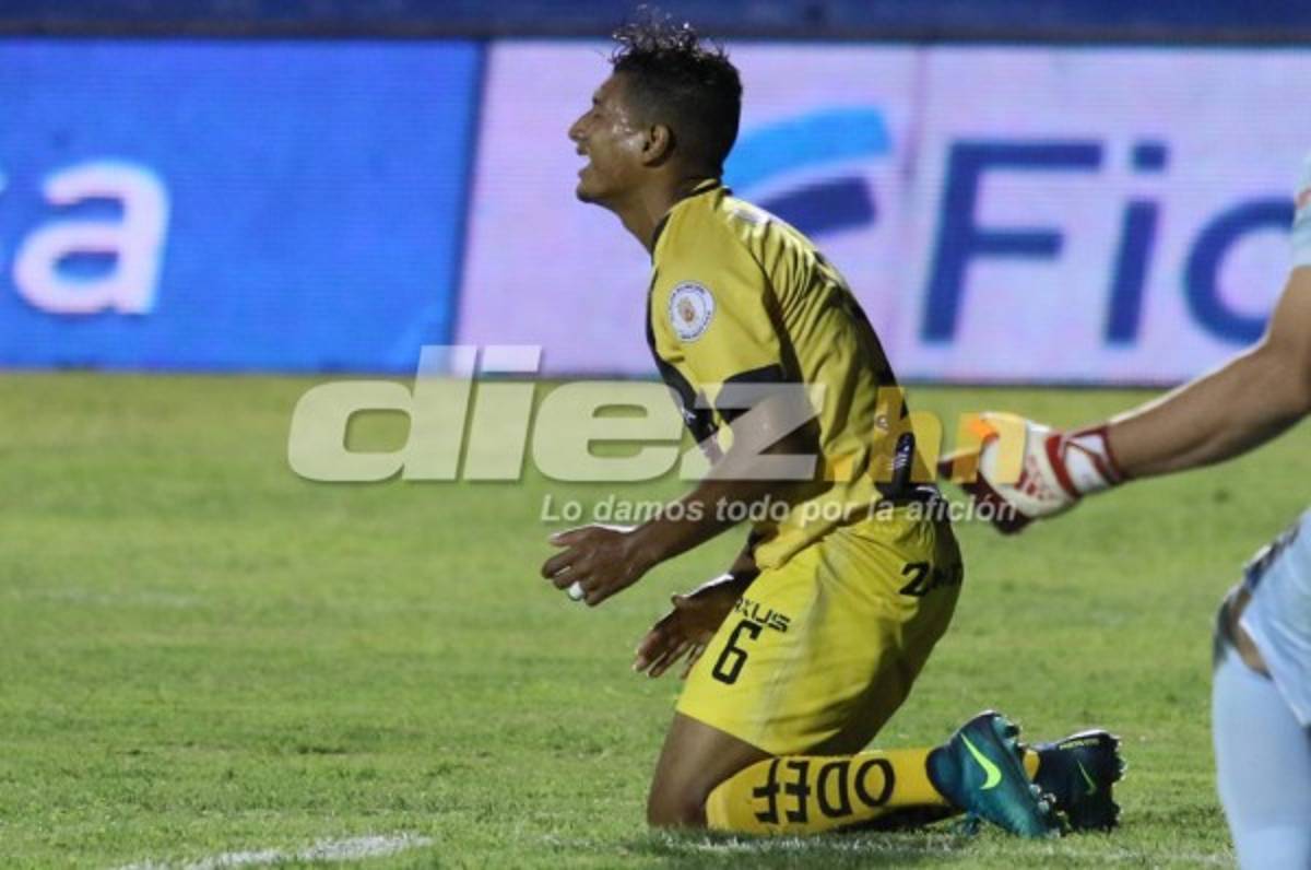 ¡HORRIBLE! Bryan Acosta hace un oso en el Nacional frente a Motagua
