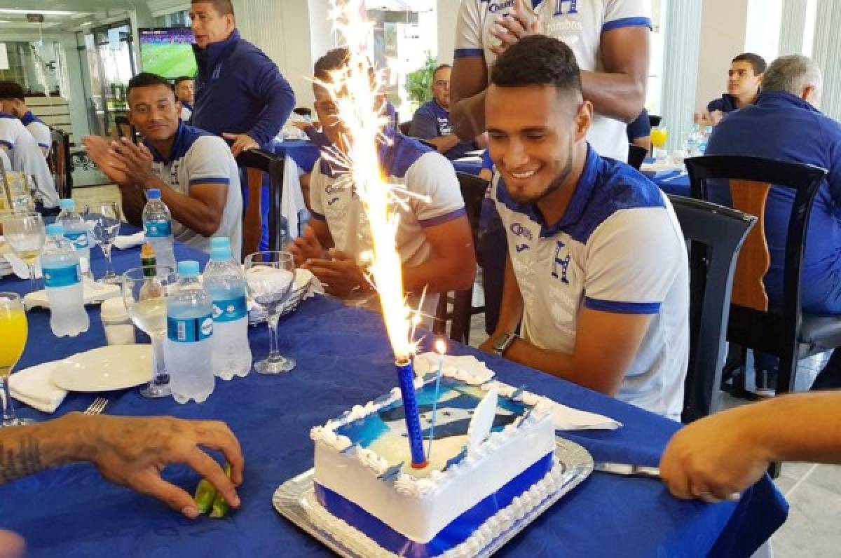 Sorpresa a Alex López en su cumple horas antes de enfrentar a Paraguay