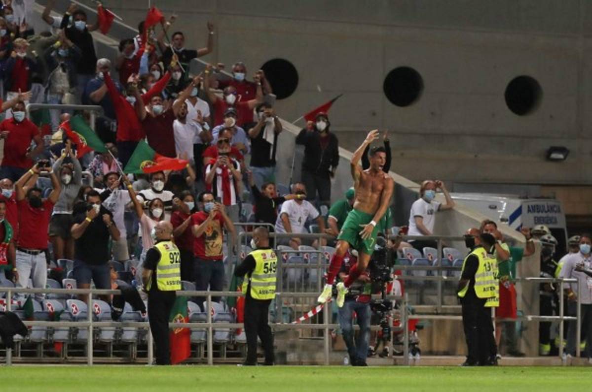 Cristiano Ronaldo suelta puñetazo a su rival y así festejó tras convertirse en el histórico goleador de selecciones