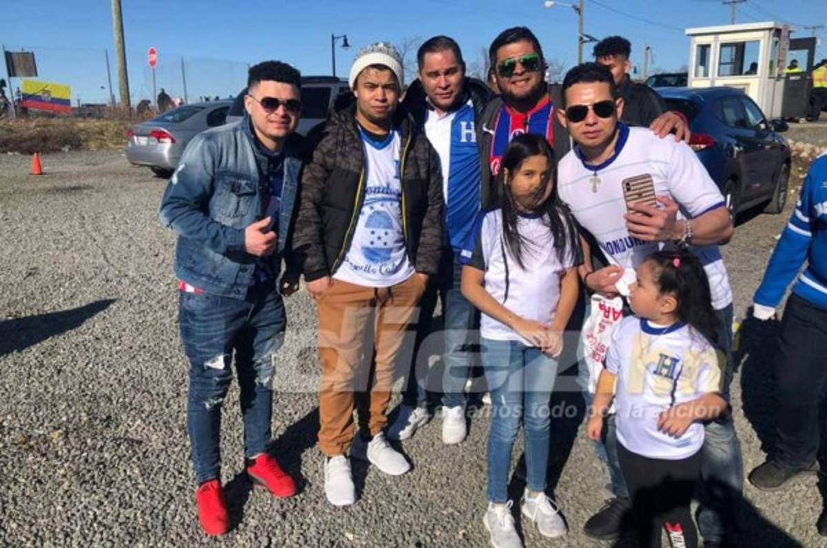 Aficionados catrachos ponen el ambiente en las afueras del Red Bull Arena previo al Ecuador- Honduras