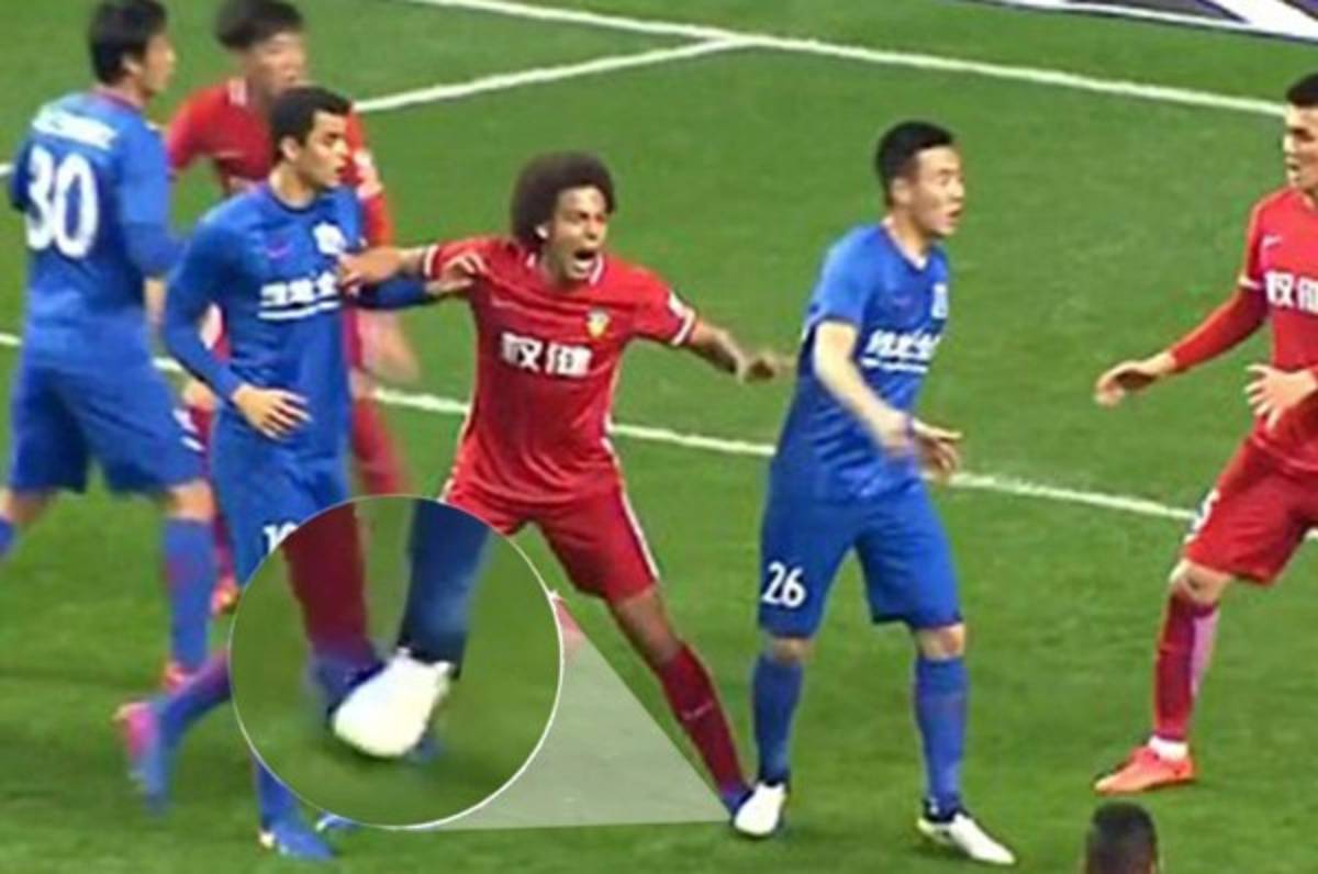 El Shenhua chino multa y amenaza con bajar sueldo a futbolista por un pisotón