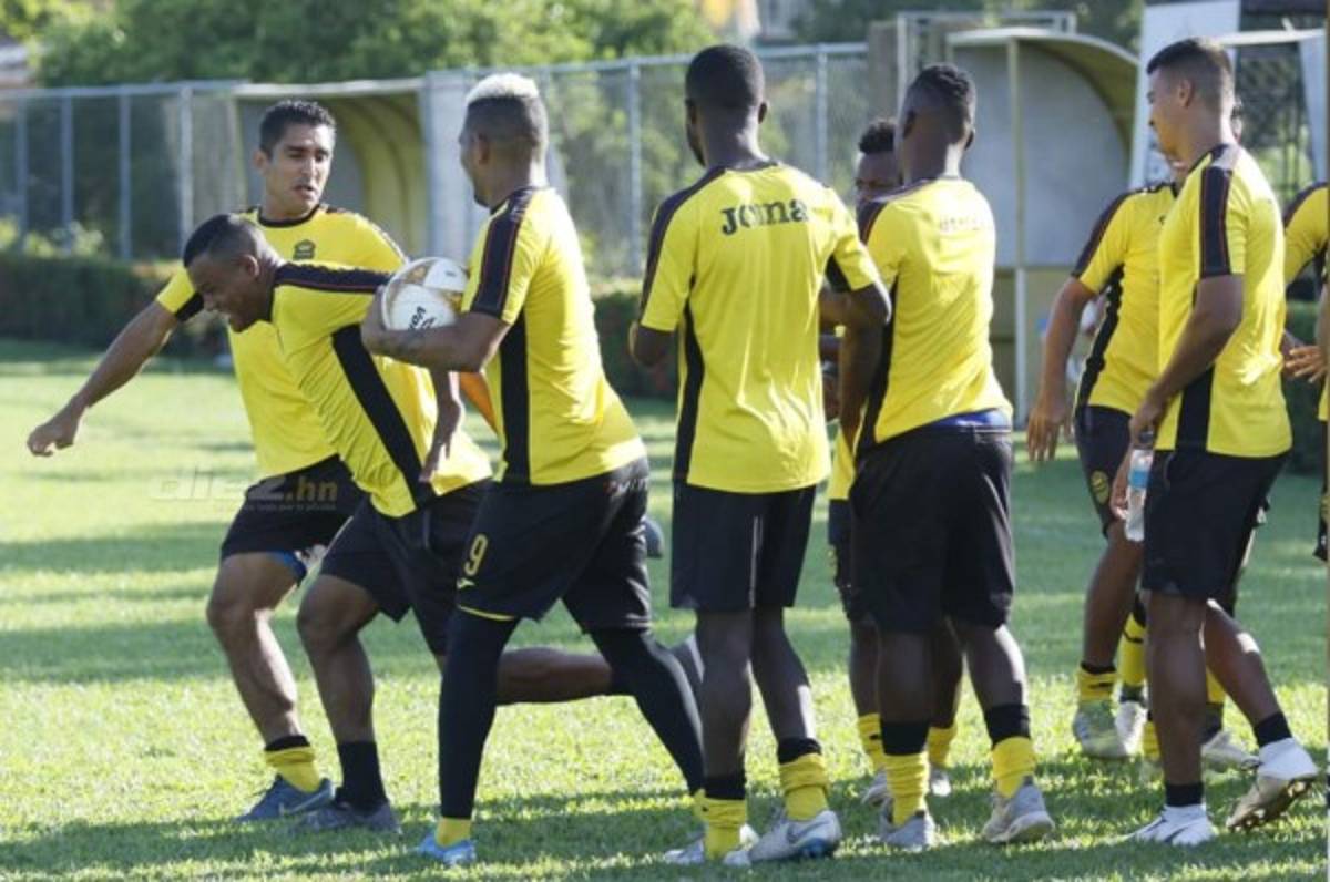 Pasillo para Rony Martínez en Real España previo al Clásico ante Marathón