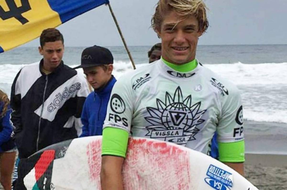Joven surfista desafía al huracán Irma y lo termina matando