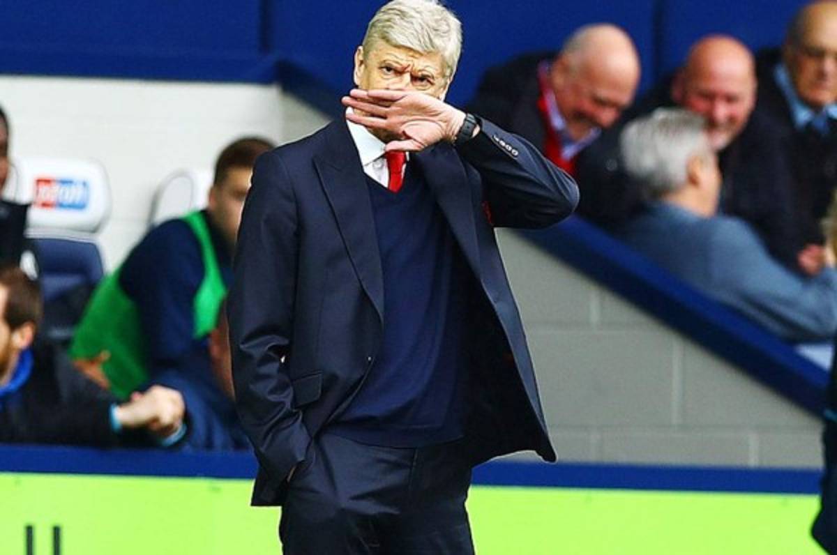 Arsene Wenger recibe fea humillación a través de una avioneta