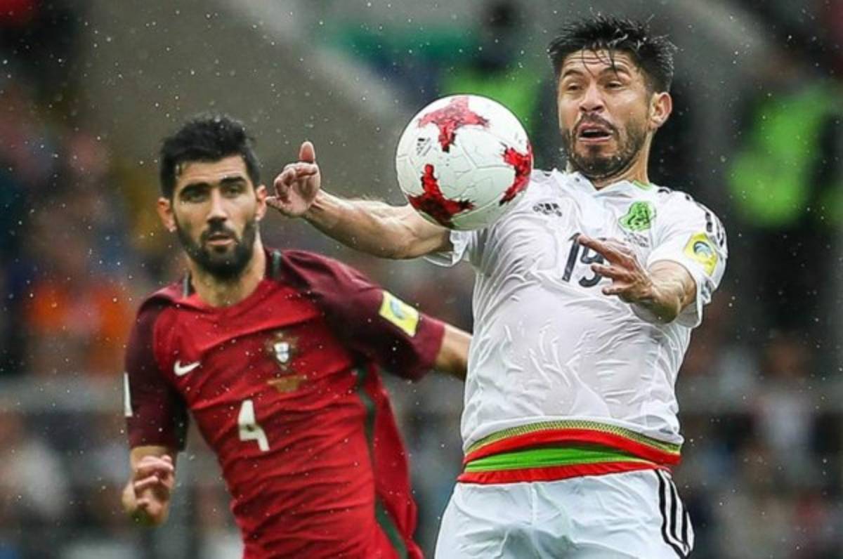 Oribe Peralta llega a México tras la Copa Confederaciones con un mensaje en la espalda