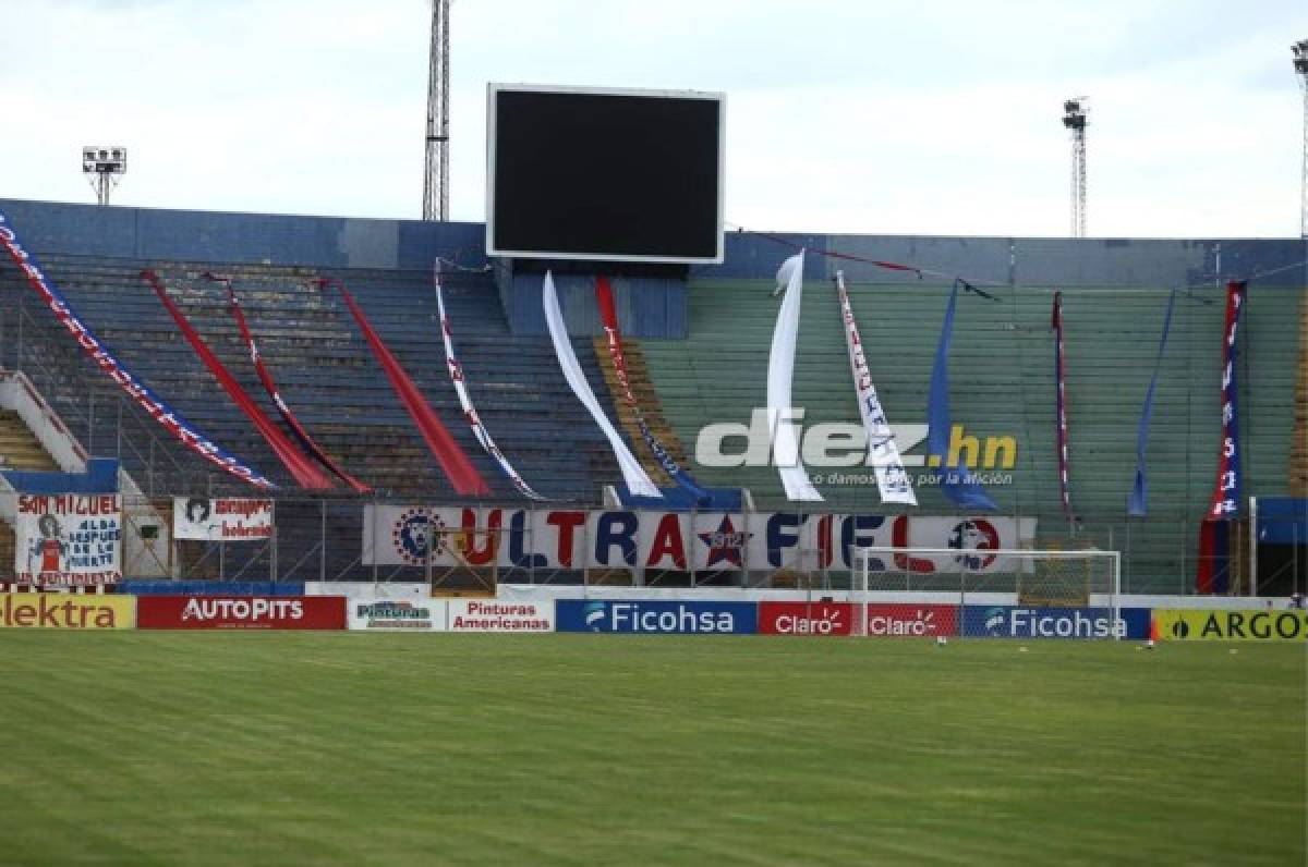 La UltraFiel instaló sus mantas en el estadio Nacional pues Olimpia es el local en este juego. Foto: Emilio Flores.