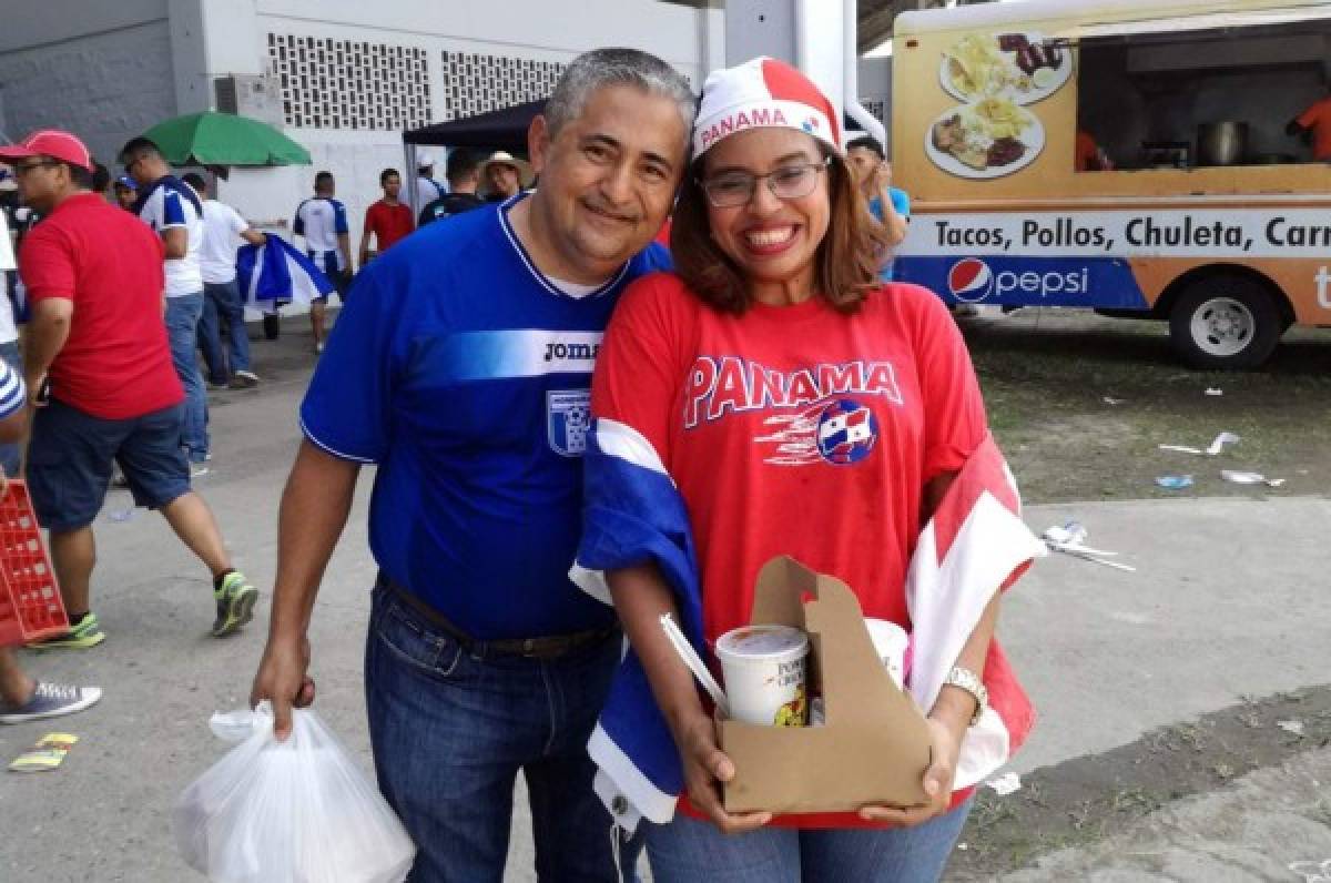 Un pareja, dividida 90 minutos por el Honduras-Panamá