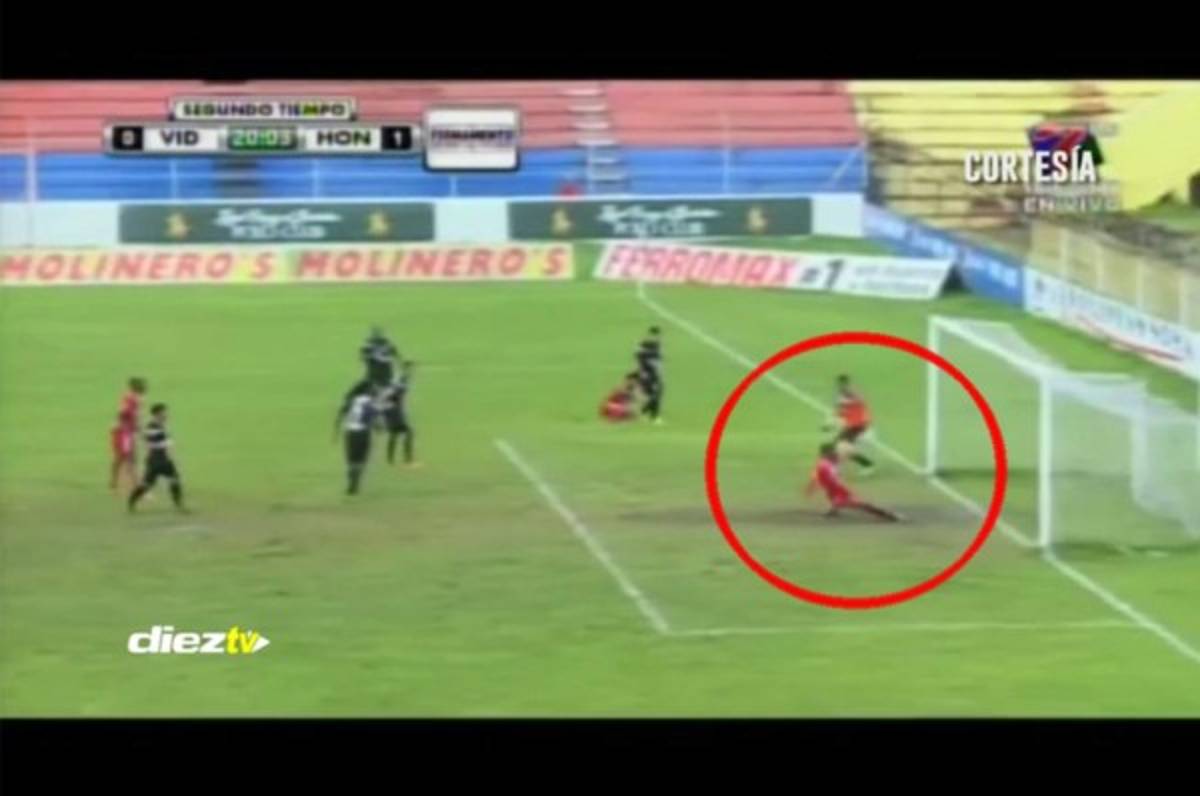 VIDEO: Jugador del Vida protagoniza el oso de la jornada al fallar gol bajo el marco