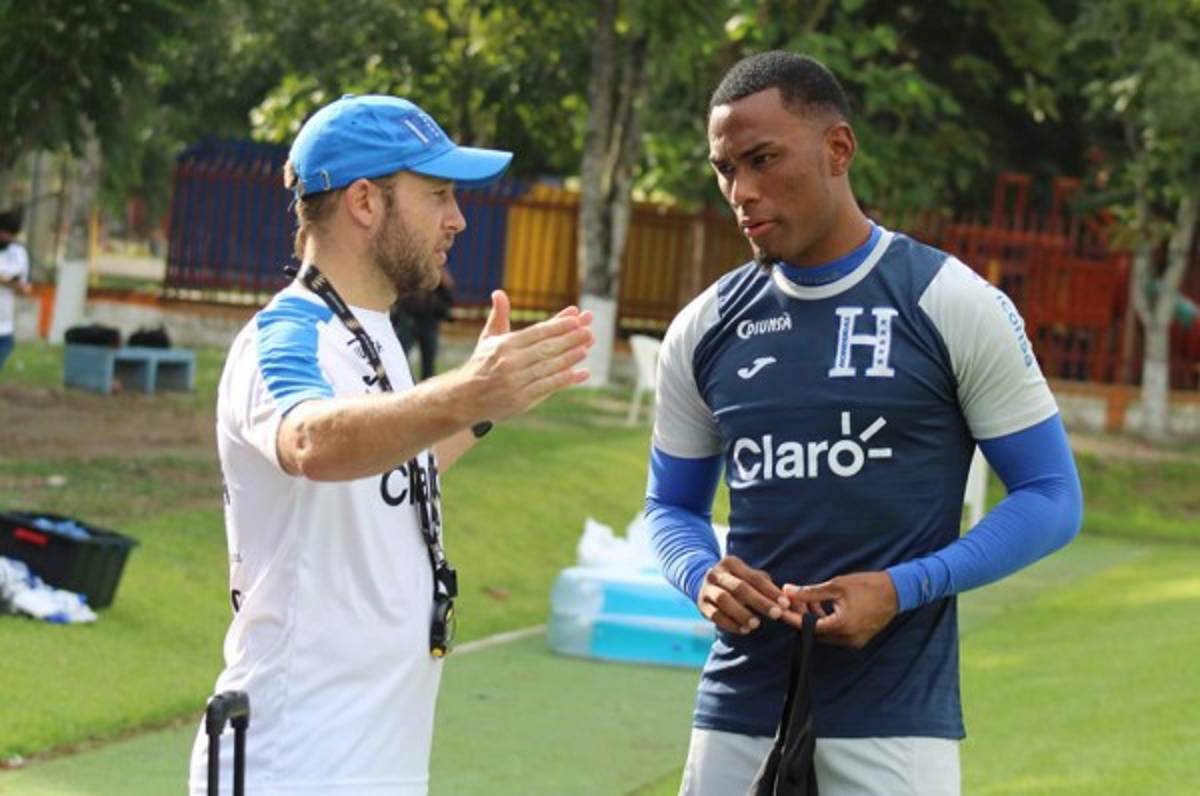 Deybi Flores adelanta su viaje desde Grecia y se unió a la concentración de la Selección de Honduras
