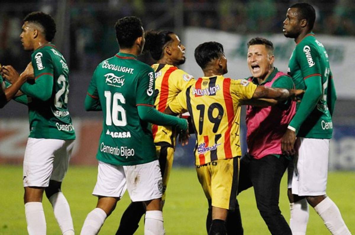 Clásico Real España-Marathón se reanudará con penal al minuto 71