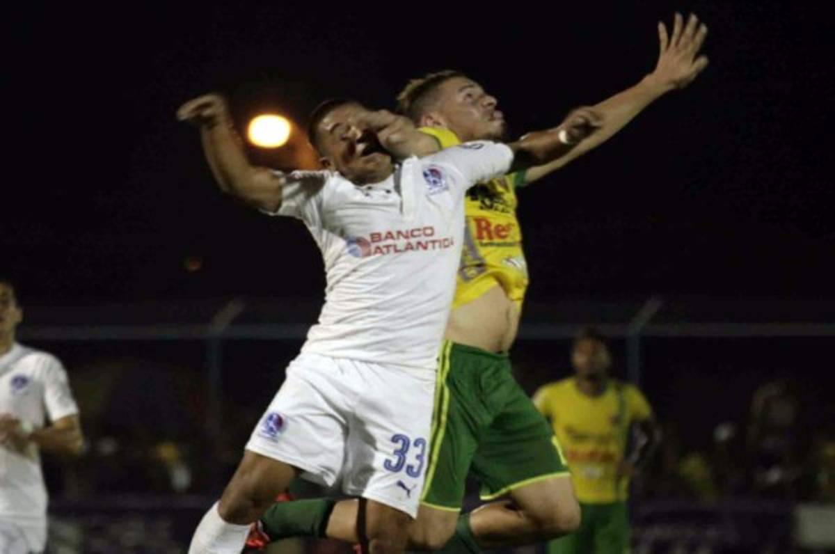 Una patada de Óscar Salas a 'Muma” López desata pelea en Olanchito