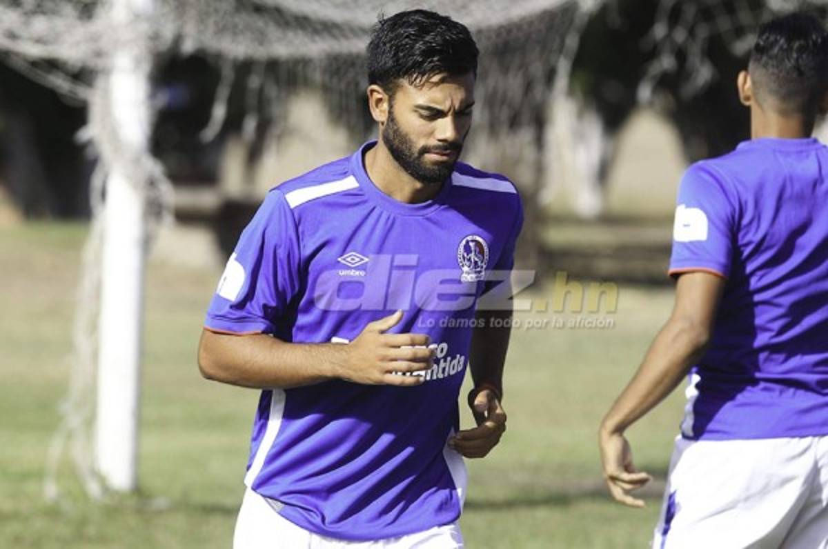 El volante uruguayo Leandro Sosa ya suda la camisa del Olimpia