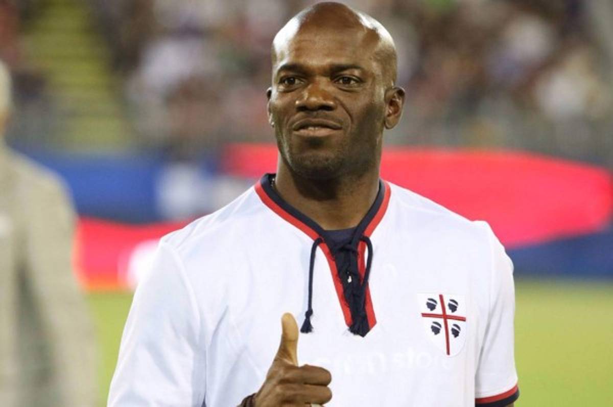 David Suazo, leyenda Rossoblú y hondureña, cumple 40 años de edad