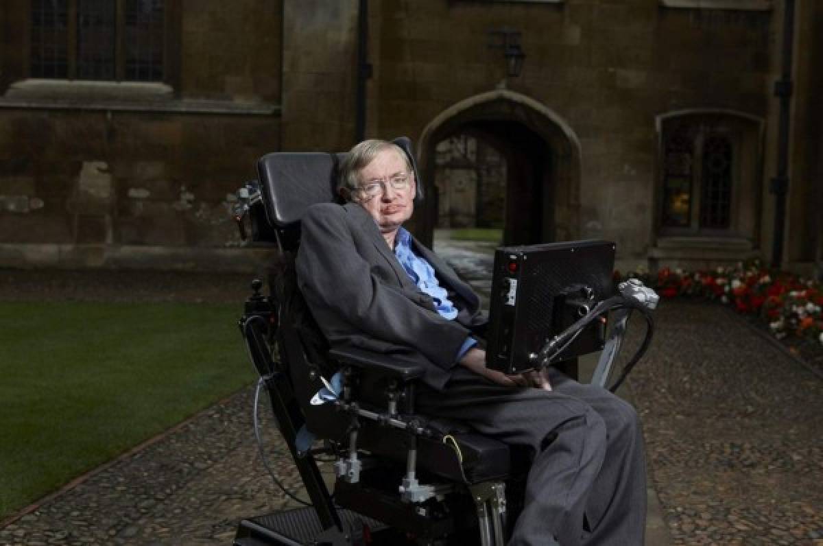 Stephen Hawking y la enfermedad que lo postró a una silla de ruedas