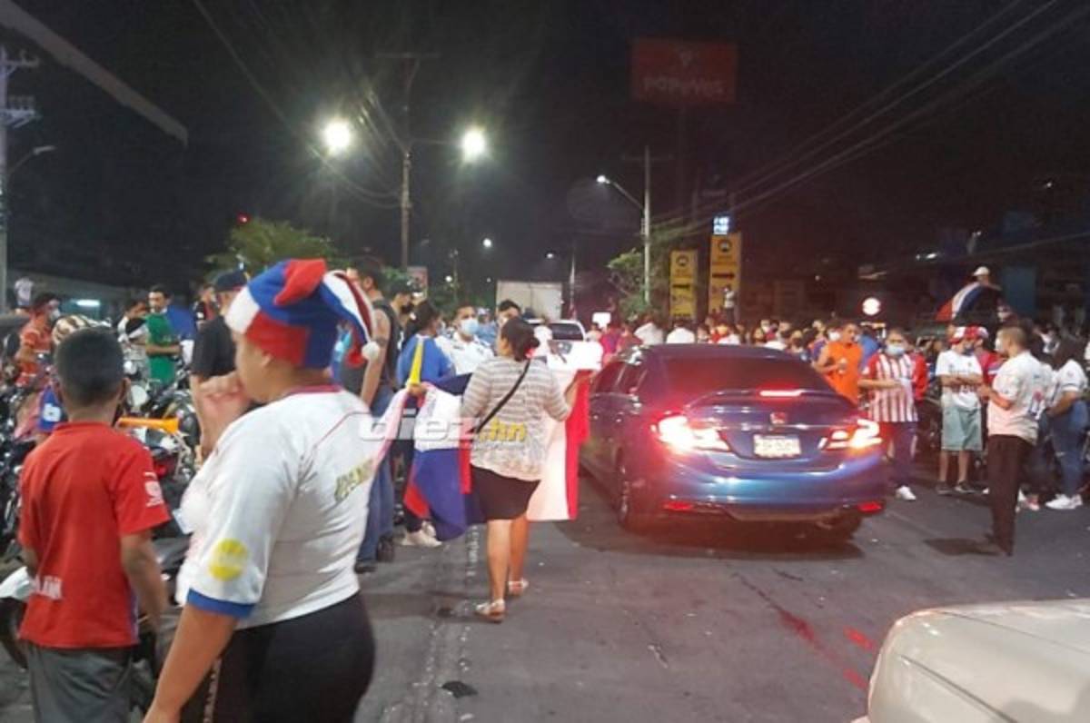 No lo viste en TV: El 'colado' en la celebración de Olimpia, la furia de Ever con Ninrod Medina y sin miedo al Covid-19  