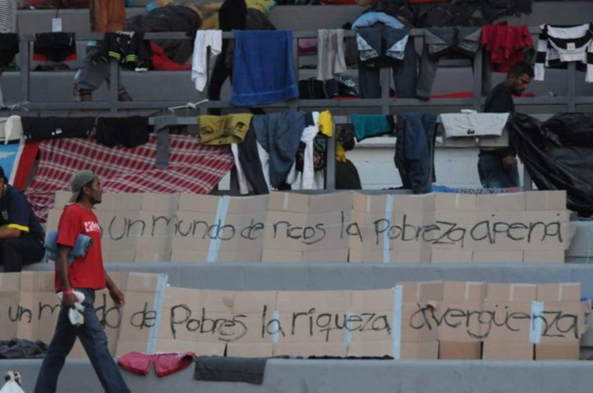 Así luce el estadio mexicano donde los migrantes hondureños han sido albergados