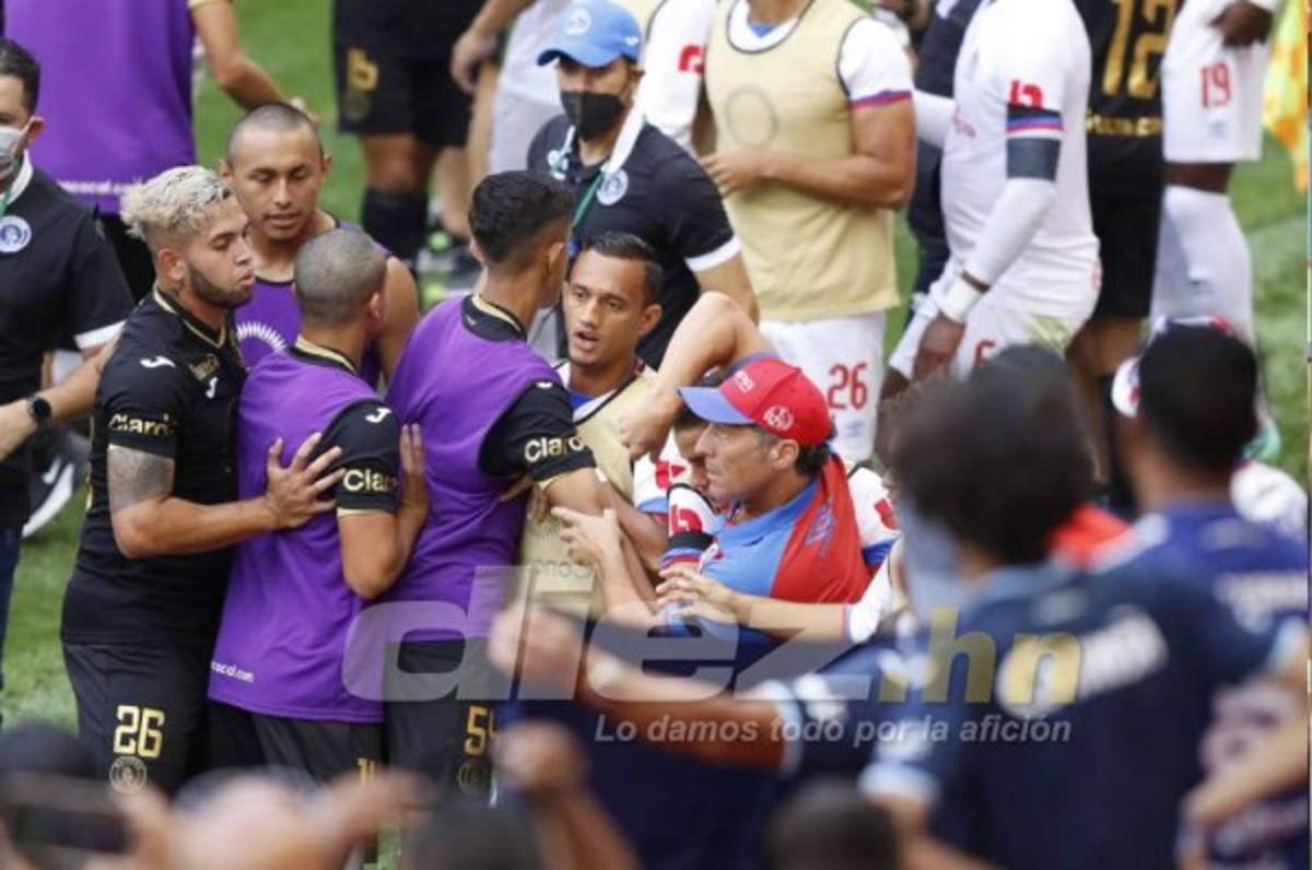 ¡Zafarrancho en el Motagua-Olimpia! Troglio y Diego Vázquez enloquecen; la agresión del Chino López