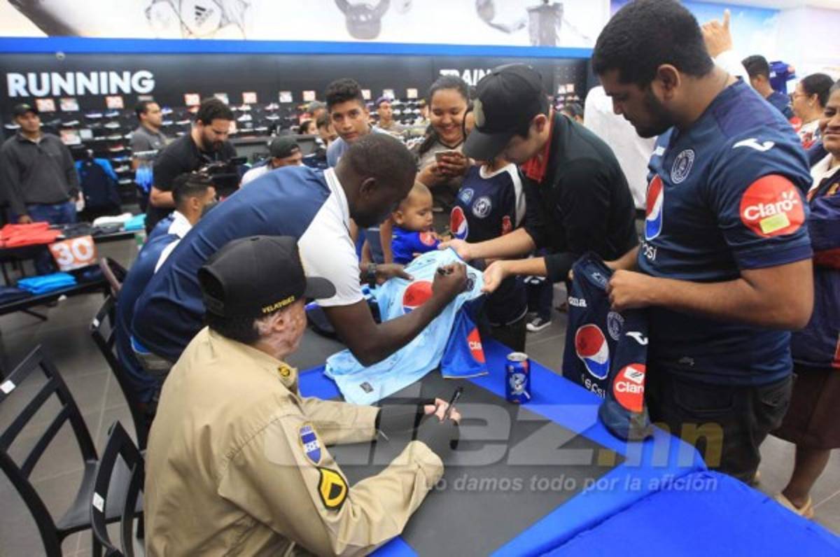 AMBIENTAZO: Eso puso Motagua en la firma de autógrafos previo a la final ante Olimpia