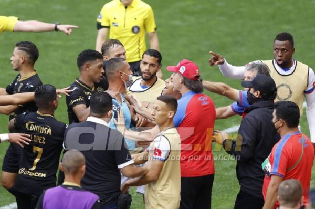 ¡Zafarrancho en el Motagua-Olimpia! Troglio y Diego Vázquez enloquecen; la agresión del Chino López