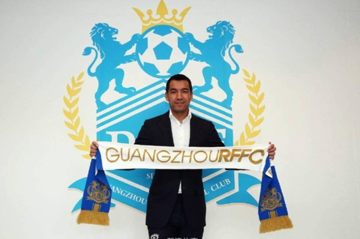 Van Bronckhorst es el nuevo entrenador del club chino Guangzhou RyF