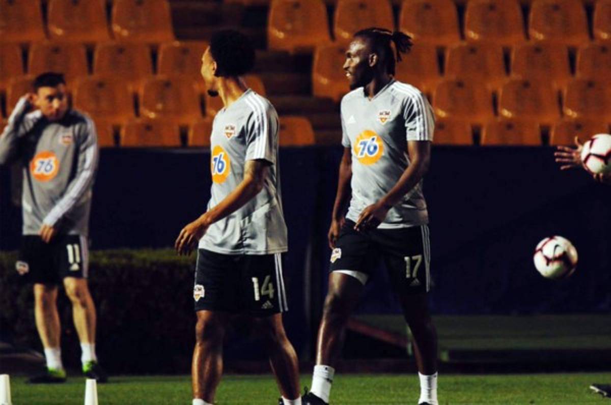 Hondureños del Houston Dynamo reconocen la cancha del Estadio Universitario