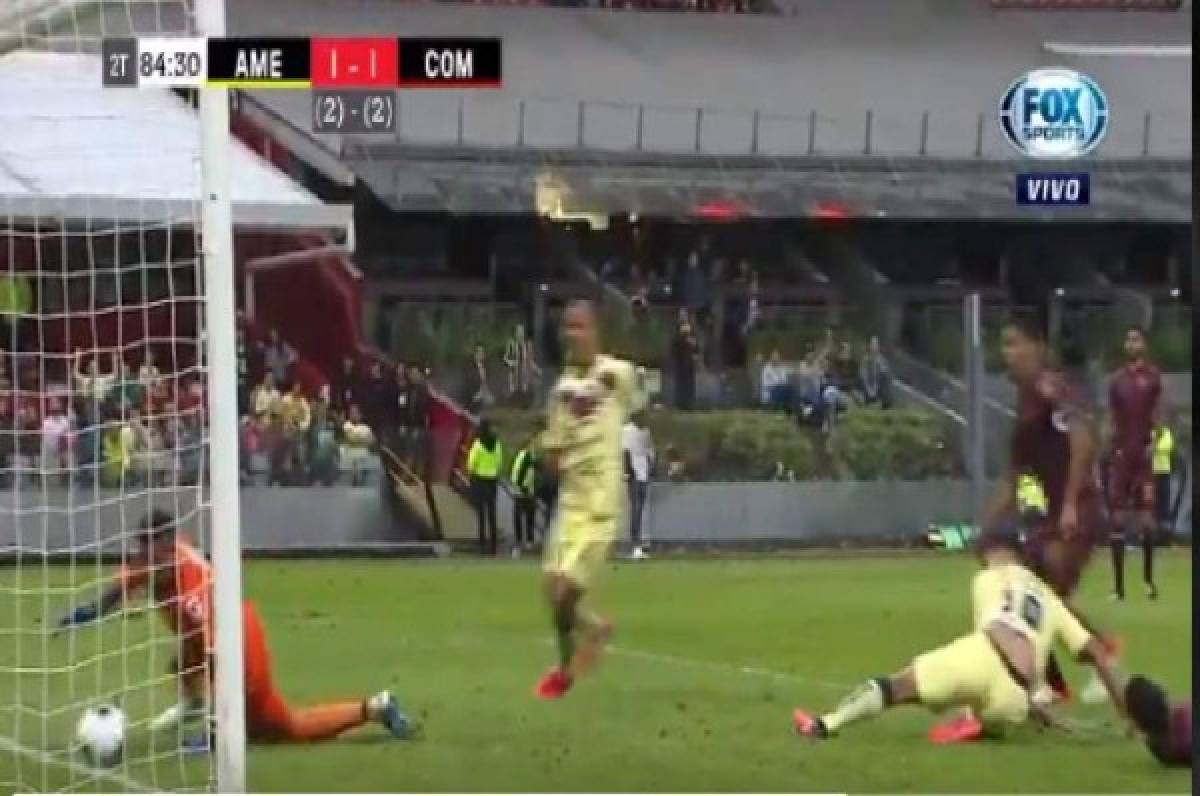 Acción José Calderón en su rápida reacción para sacar el esférico de la línea de gol.