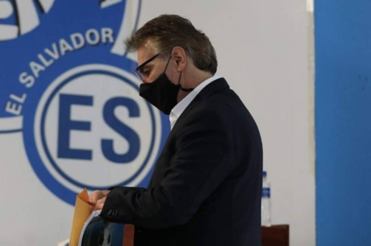 Carlos De los Cobos no continúa como entrenador de la selección de El Salvador