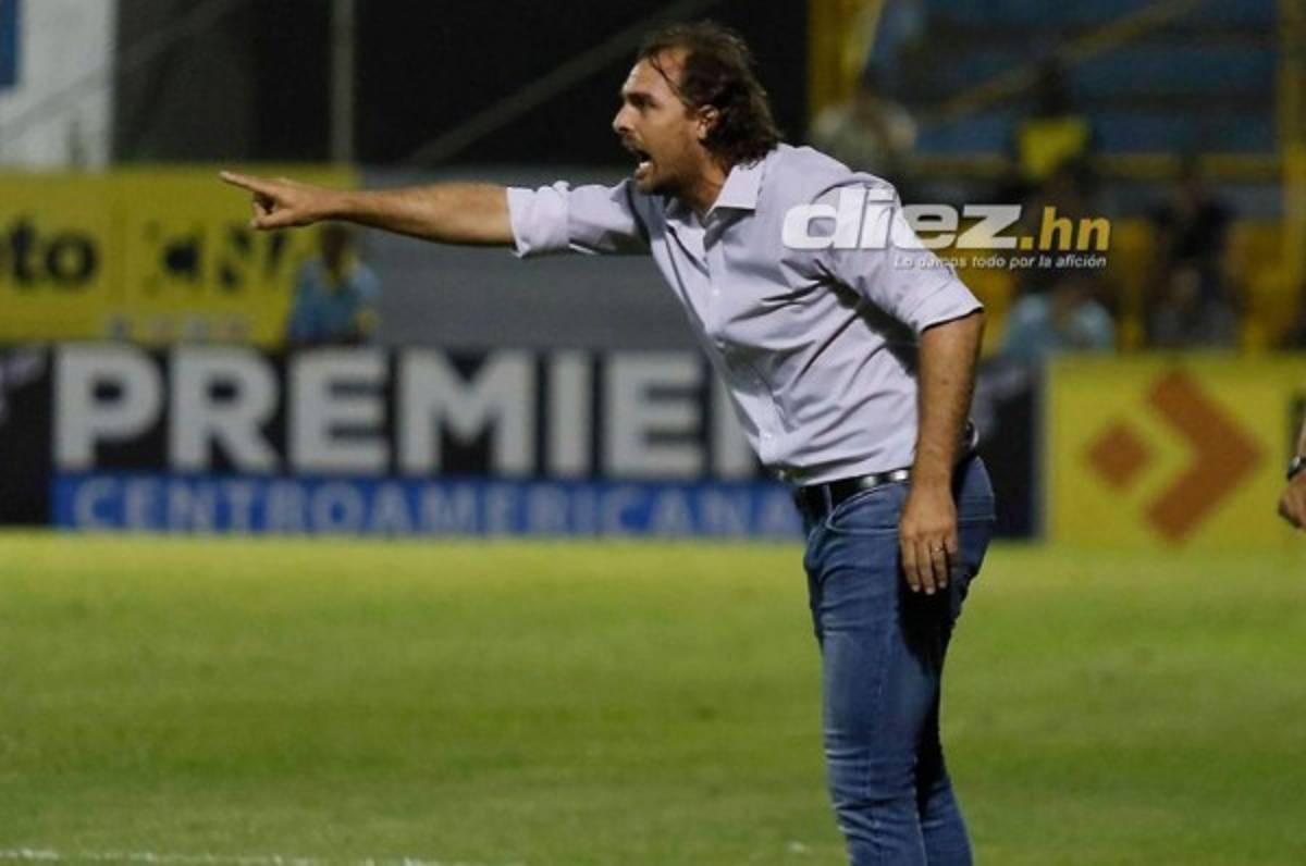 Andrés Carevic, DT de Alajuelense, brinda detalles sobre el futuro de Roger Rojas