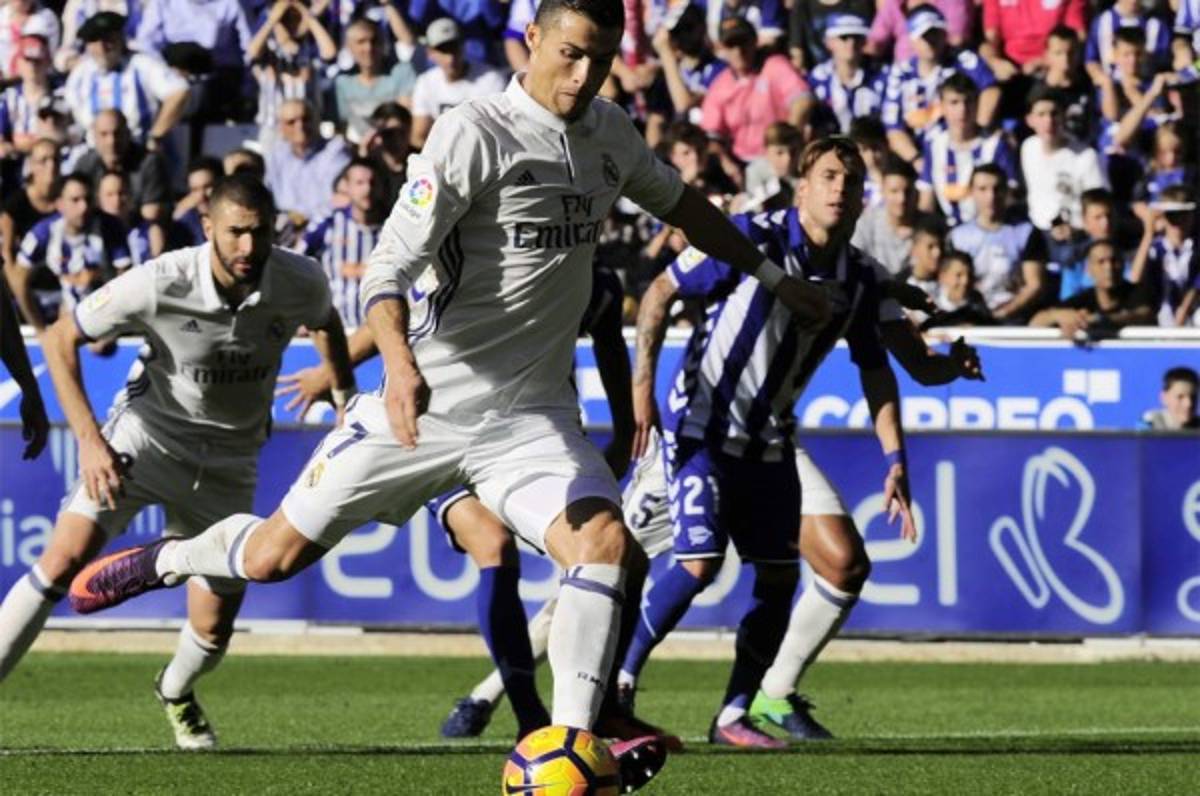 Cristiano Ronaldo despierta, anota triplete y Real Madrid liquida al Alavés