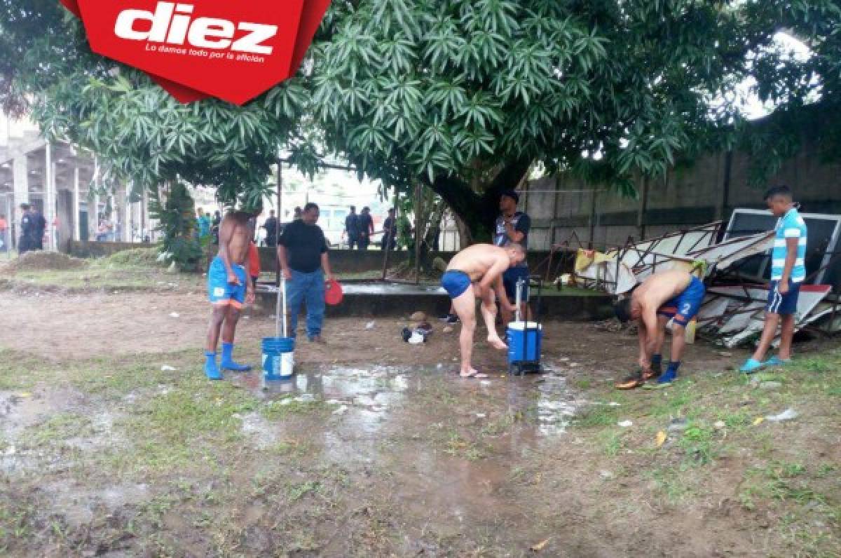 ¡Penoso! Jugadores de la UPN tuvieron que bañarse afuera de los camerinos en Tocoa