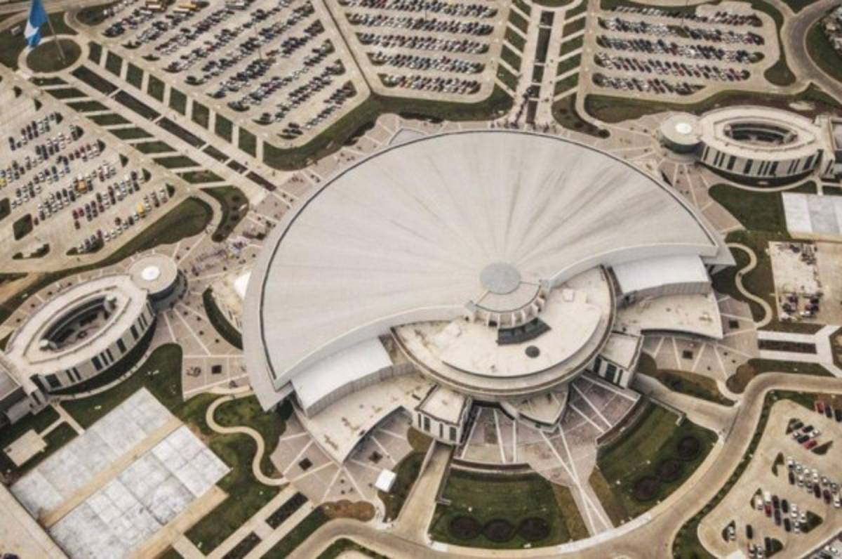 Cash Luna Conoce sus increíbles lujos y su mega iglesia de 45 millones