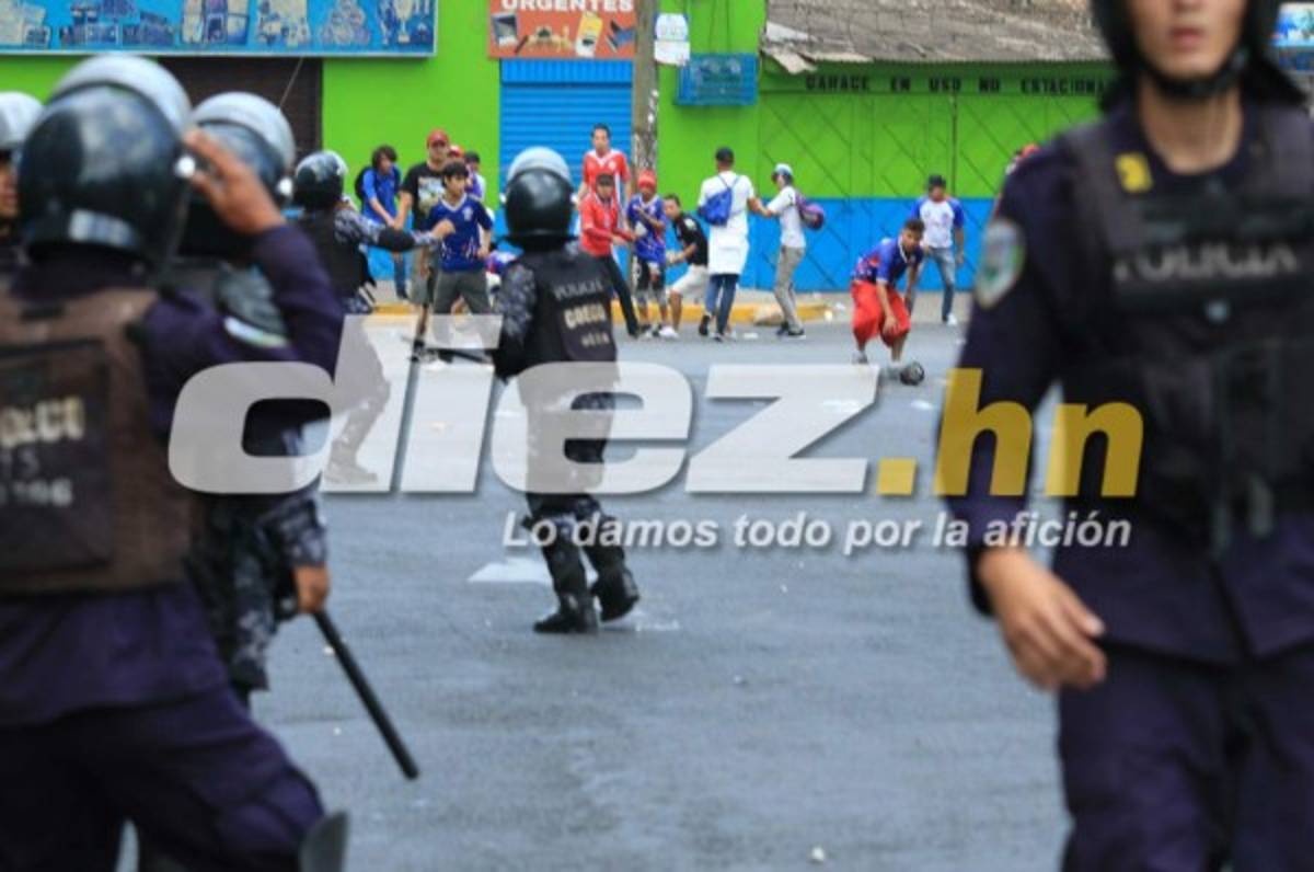 ¡TERRIBLES IMÁGENES! Así fue la bronca entre las barras de Olimpia y Motagua