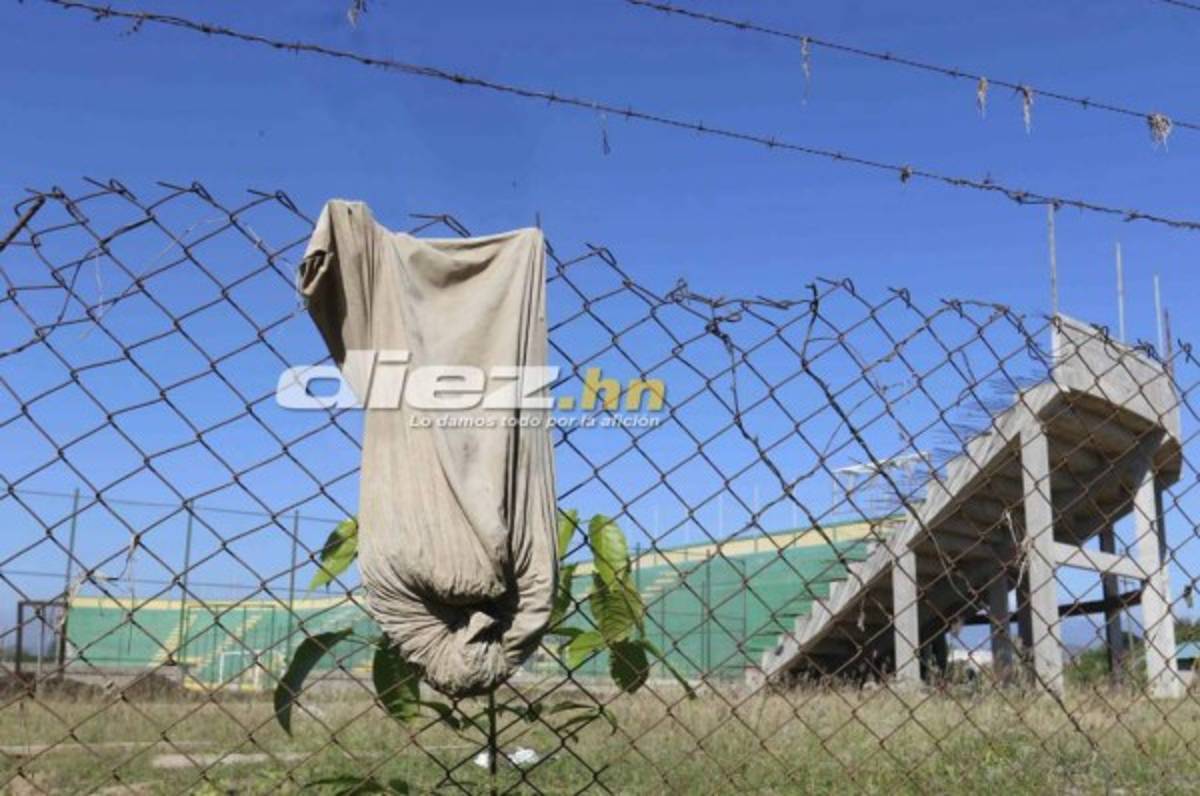 ¡Daño total en el engramillado! Así luce el estadio de Parrillas One tras ser azotado por dos huracanes