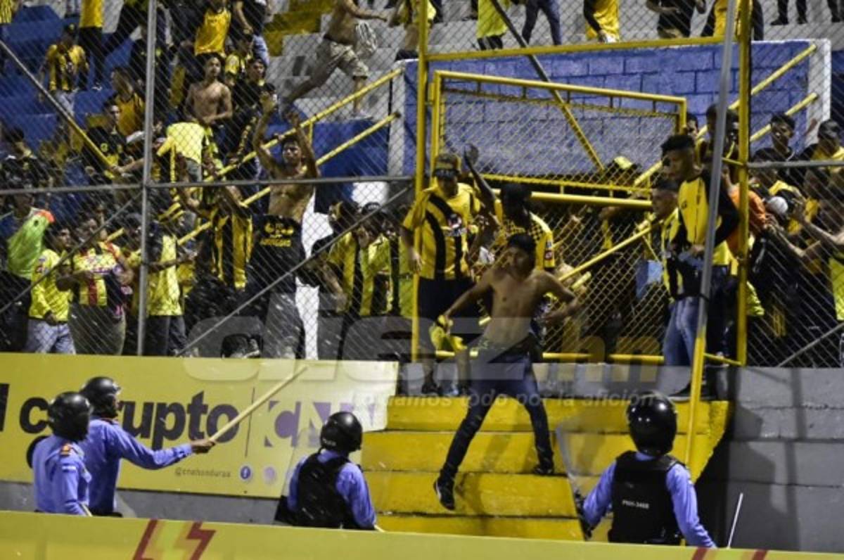 En fotos: Así fue el relajo que armaron las barras del Real España y Olimpia