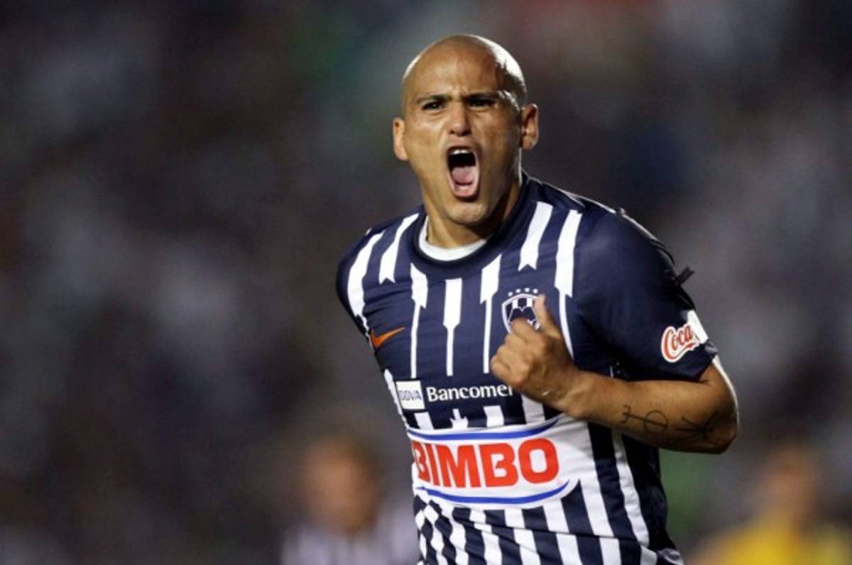 'Chupete' Suazo podría regresar del retiro y volver a México