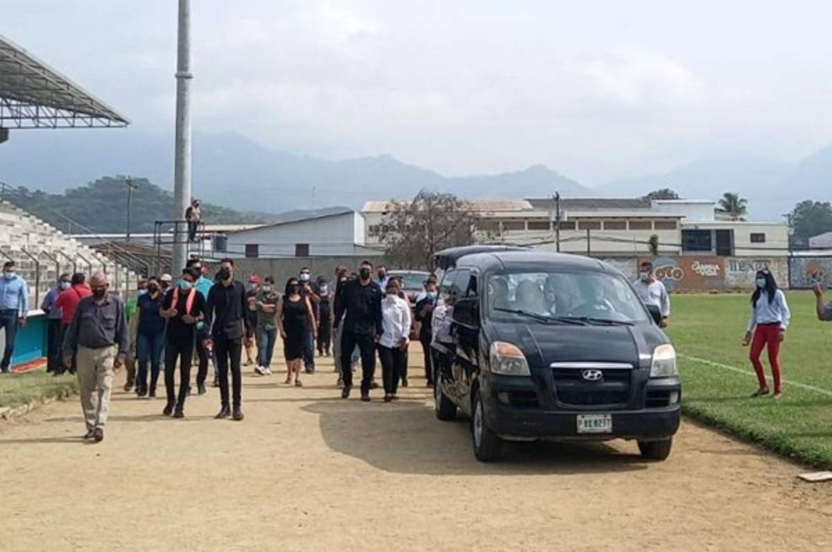 Restos de Roy Posas dieron la vuelta olímpica en el estadio Marcelo Tinoco antes de ser sepultados
