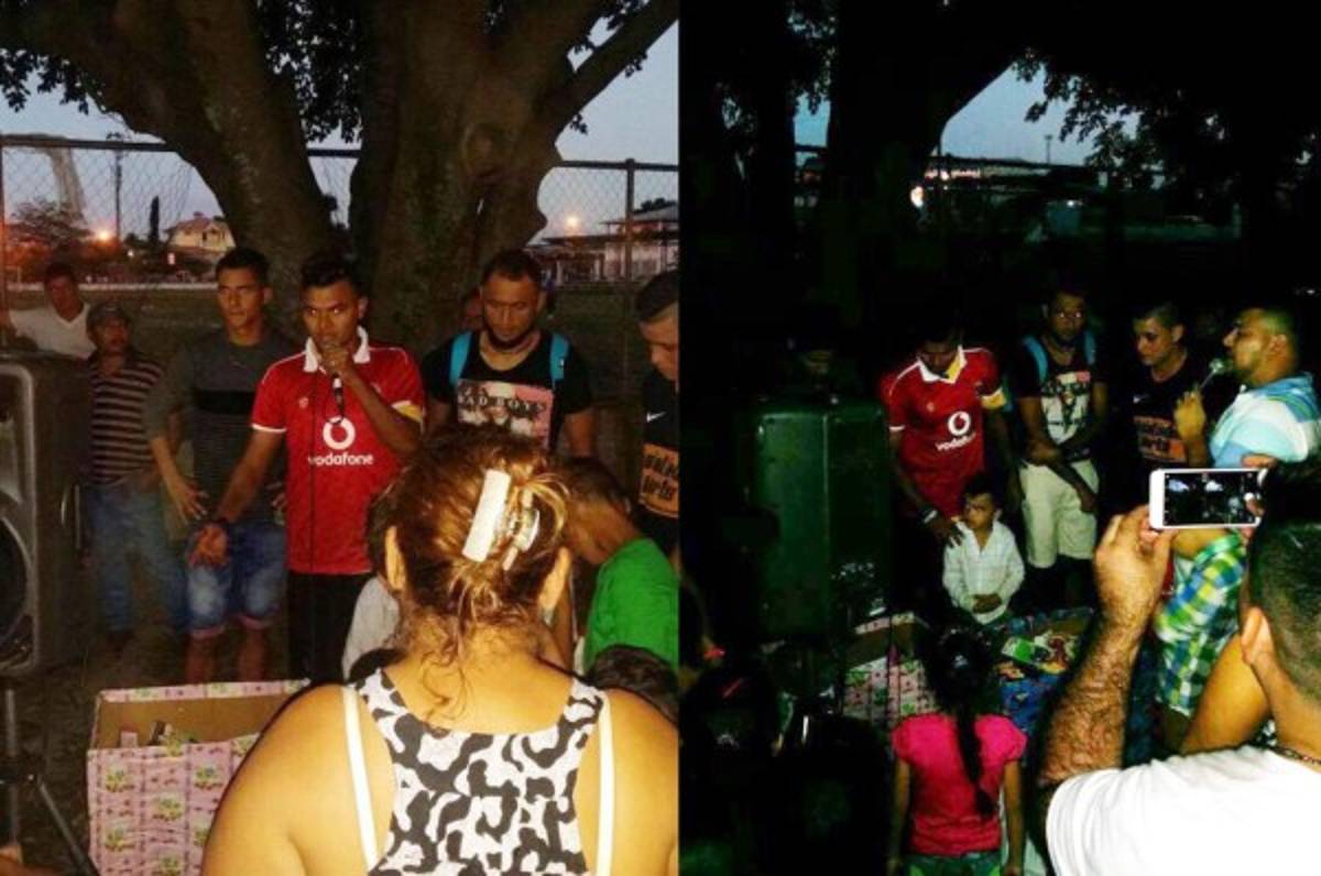 El futbolista Mario Martínez se viste de Santa y regala juguetes a niños