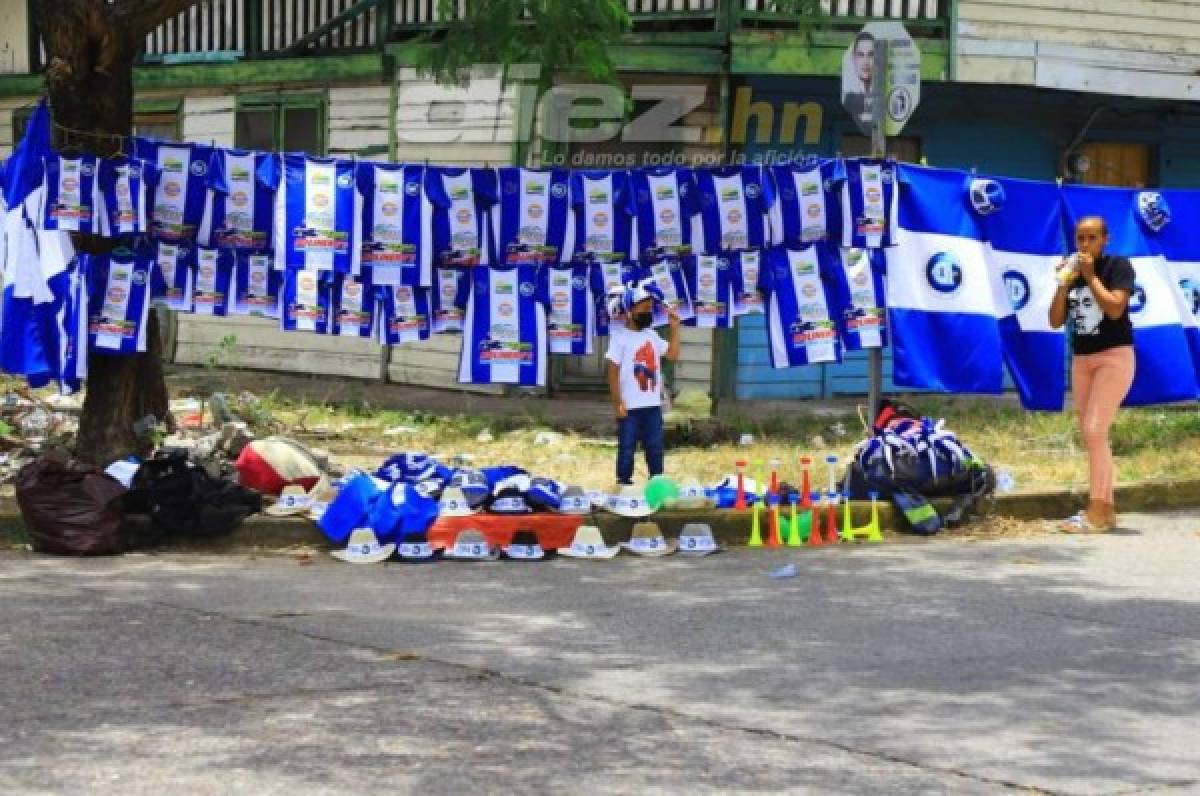 ¡A reventar! Chicas bellas, aficionados eufóricos y leyenda hondureña llenan sede del Victoria en La Ceiba