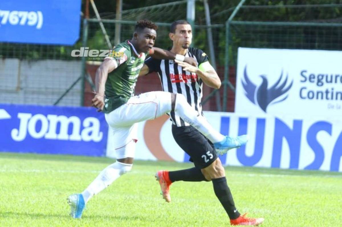 Juan Bolaños y Brayan Castillo luchan por la posesión del balón en el Marathón vs Honduras Progreso.