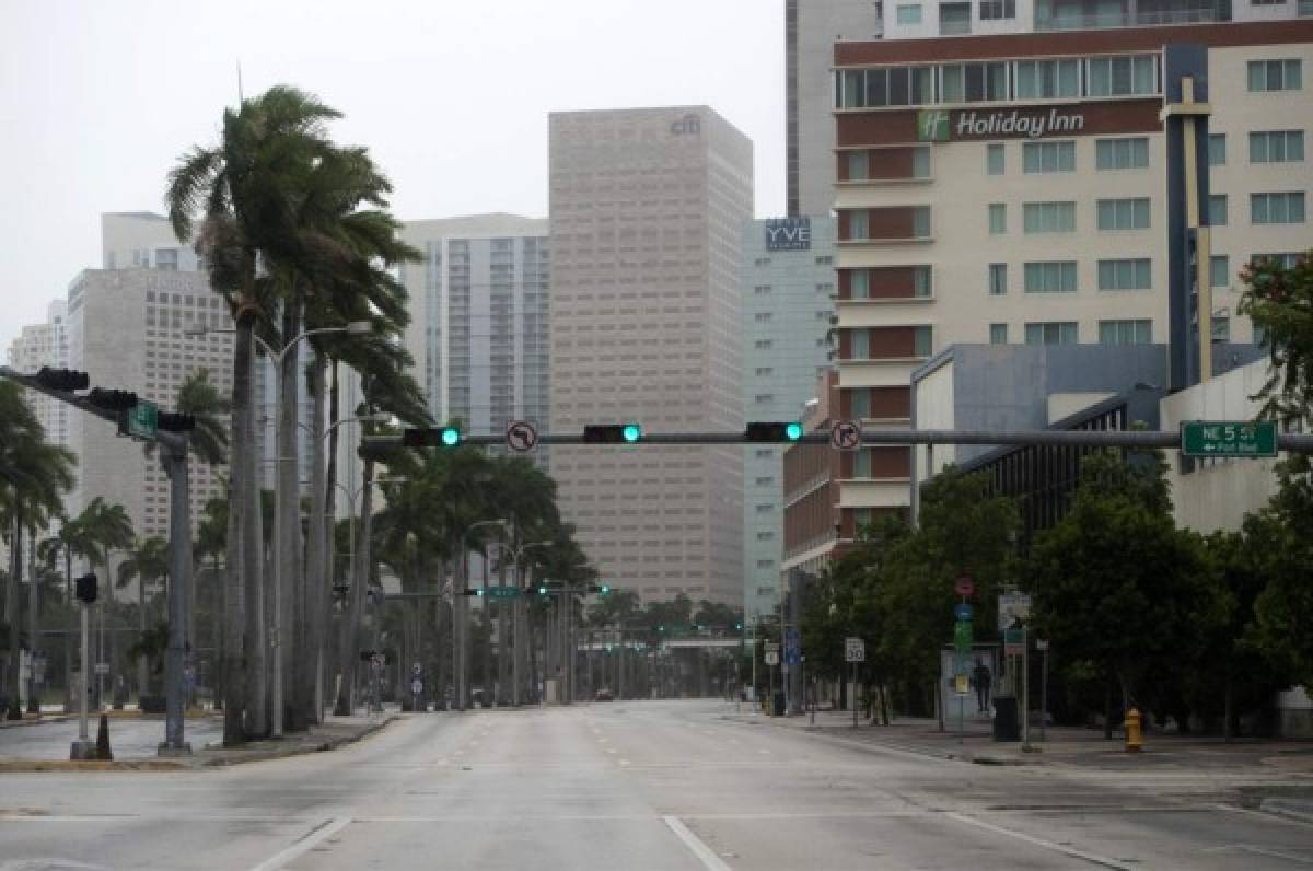 Miami recibe a Irma en un escenario fantasmal por evacuados y toque de queda