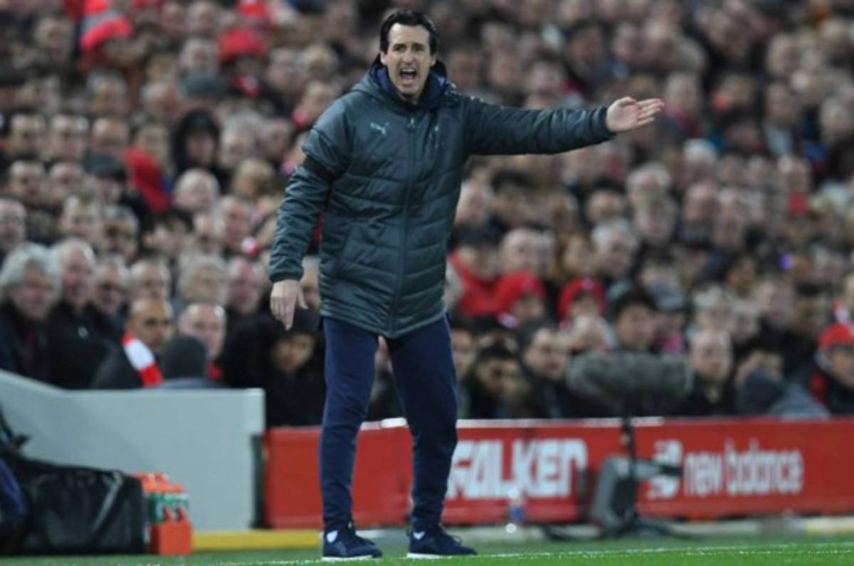 Unai Emery es multado por patear una botella de agua en dirección a las gradas