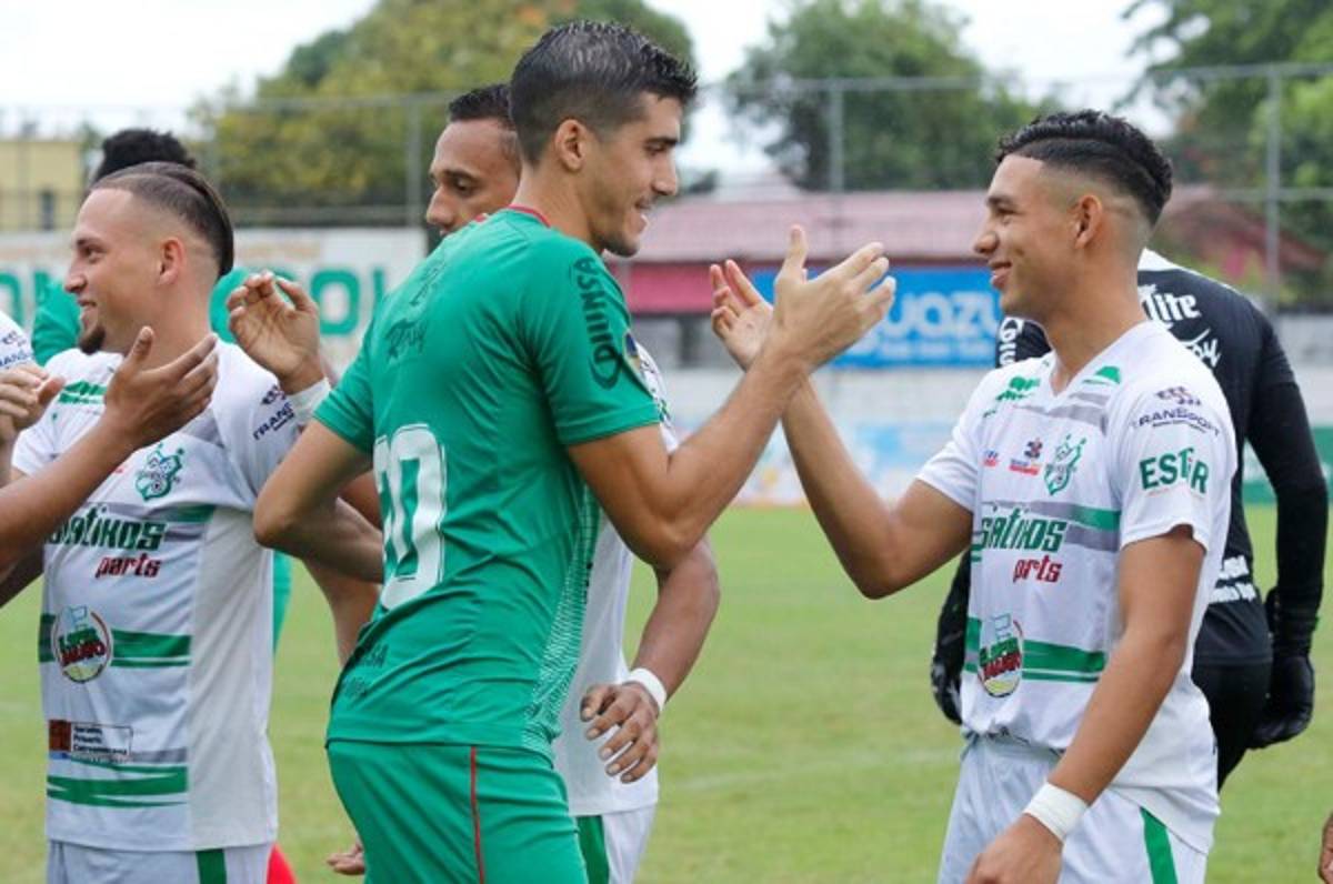 Liga Nacional prohíbe los saludos entre jugadores y árbitros en los partidos