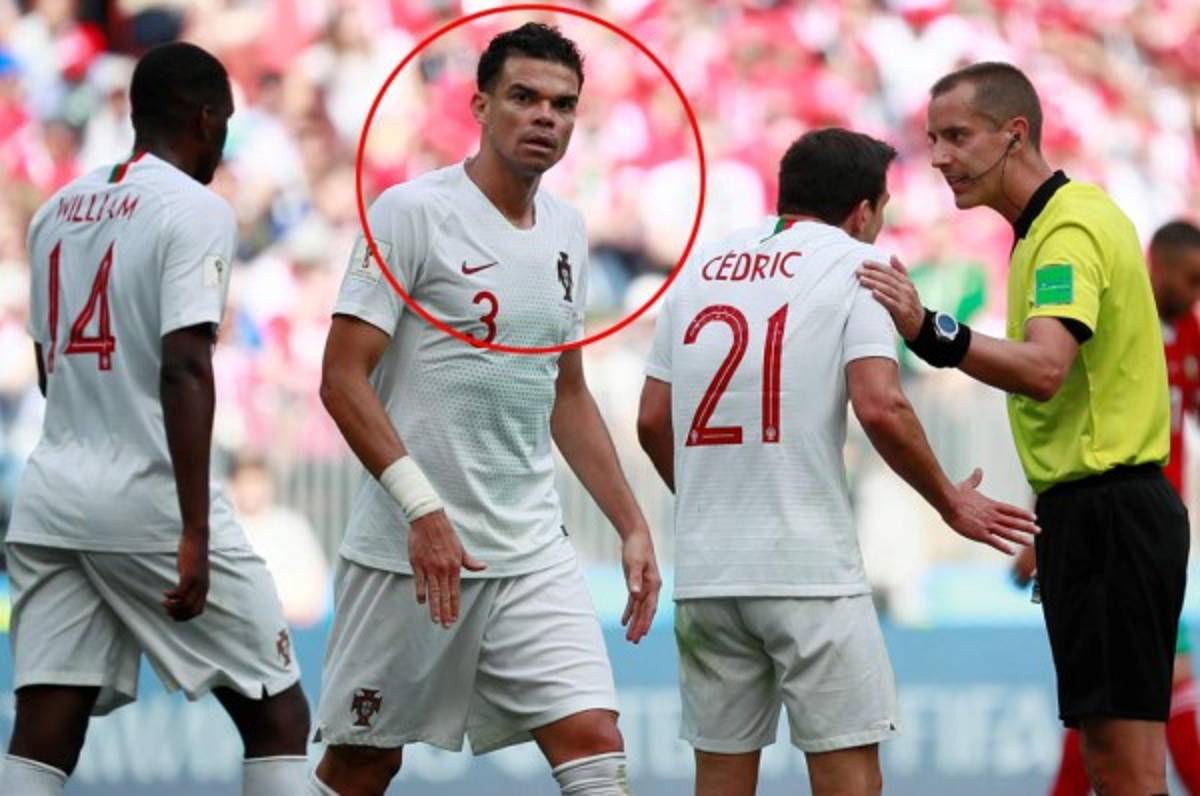 Amrabat revela que árbitro Mark Geiger pidió camiseta a Pepe antes del partido