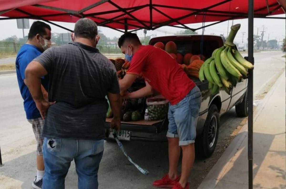 Lavando cabezales, vendiendo en mercados y como albañiles: La dura cuarentena de futbolistas y exfutbolistas