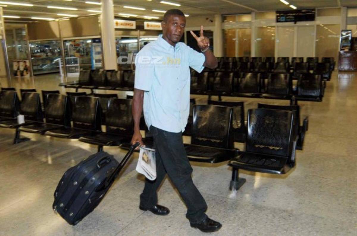 Los celulares, lentes, bolsos y ropa... ¡Así era la moda de los futbolistas hondureños hace una década!