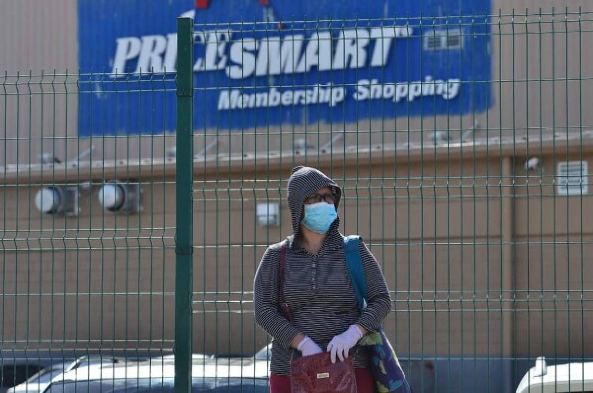 Protocolo higiénico, gel y mascarillas: Largas filas de capitalinos para poder comprar alimentos