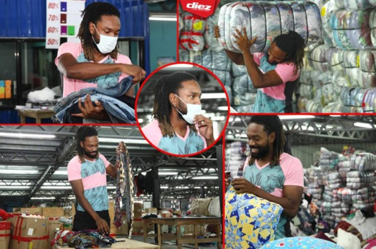 Así es el trabajo de Roy Smith cargando bultos y seleccionando ropa en una bodega de ropa